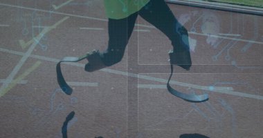 Pistte koşuyor, protez bacaklı bir atlet, teknoloji görüntüsü örtülü. protez, yenilik, fitness, kararlılık, spor, eğitim