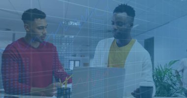 Ofiste iş tartışması yapan çeşitli meslektaşların mali veri işleme görüntüsü. Küresel iş, finans ve dijital arayüz kavramı dijital olarak oluşturulmuş görüntü.