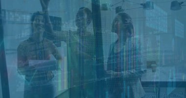 Ofisteki çeşitli iş adamlarıyla ilgili finansal veri işleme resmi. Küresel finans, iş, bağlantılar, hesaplama ve veri işleme kavramı dijital olarak oluşturuldu.