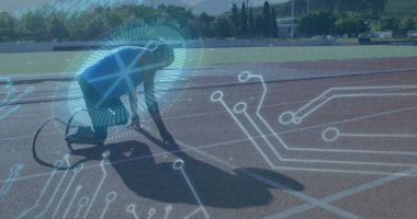 Pistte koşmaya hazırlanan atlet üzerinde devre levhası ve veri işleme görüntüsü. Hazırlık, koşu, teknoloji, yenilik, fitness, eğitim