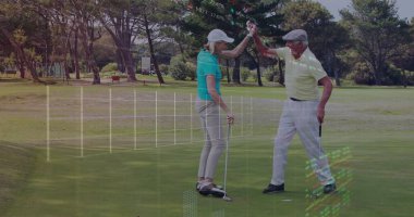 Golf sahasında golf takımlarını taşıyan beyaz golf oyuncularının dijital veri işleme görüntüsü. Küresel spor, bağlantılar, hesaplama ve veri işleme kavramı dijital olarak oluşturulmuş görüntü.