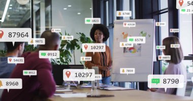 Çeşitli ekipler üzerinde veri noktaları ve bildirim görüntüleriyle iş toplantısı. takım çalışması, işbirliği, analitik, grafikler, istatistik, teknoloji