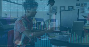 Modern ofiste çalışan çeşitli iş adamlarının finansal veri görüntülerini analiz ediyorum. finans, takım çalışması, toplantı, işbirliği, analiz, profesyonel