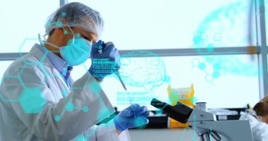 Kafkas erkek bilim adamının laboratuvarda bilimsel veri işleme görüntüsü. Küresel bilim, bağlantılar, hesaplama ve veri işleme kavramı dijital olarak oluşturulmuş görüntü.