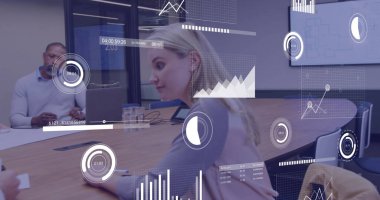 Ofisteki çeşitli iş adamlarıyla ilgili finansal veri işleme resmi. Küresel finans, iş, bağlantılar, hesaplama ve veri işleme kavramı dijital olarak oluşturuldu.