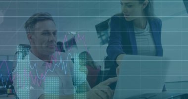 Kafkasyalı iş adamlarının iş görüşmesi üzerine veri işleme ve diyagramlar. Teknoloji, iş ve dijital arayüz kavramı dijital olarak oluşturulmuş görüntü.