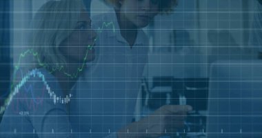 Ofisteki çeşitli iş adamlarıyla ilgili finansal veri işleme resmi. Küresel finans, iş, bağlantılar, hesaplama ve veri işleme kavramı dijital olarak oluşturuldu.