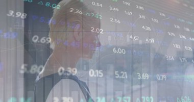 Kafkas iş kadınının ofisindeki finansal veri işleme görüntüsü. Küresel finans, iş, bağlantılar, hesaplama ve veri işleme kavramı dijital olarak oluşturuldu.