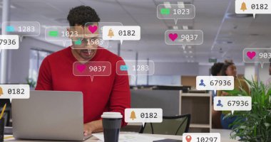 Ofiste dizüstü bilgisayarda çalışan bir adamın sosyal medya bildirimleri görüntüsü. Teknoloji, iş dünyası, dijital, çoklu görev, İnternet, iletişim