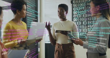 Ofisteki çeşitli iş adamlarıyla ilgili finansal veri işleme resmi. Küresel finans, iş, bağlantılar, hesaplama ve veri işleme kavramı dijital olarak oluşturuldu.