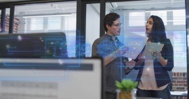 Ofisteki çeşitli iş adamlarıyla ilgili finansal veri işleme resmi. Küresel finans, iş, bağlantılar, hesaplama ve veri işleme kavramı dijital olarak oluşturuldu.