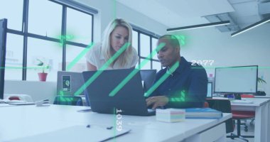 Laptop 'ta çalışmak, ofisteki meslektaşlar ve veri işleme programı bitti. İş, takım çalışması, teknoloji, analiz, toplantı, beyin fırtınası.