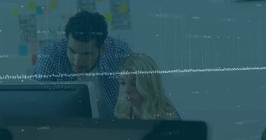 Ofisteki çeşitli iş adamlarıyla ilgili finansal veri işleme resmi. Küresel finans, iş, bağlantılar, hesaplama ve veri işleme kavramı dijital olarak oluşturuldu.