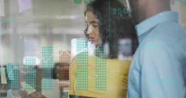 Ofisteki çeşitli iş adamlarıyla ilgili finansal veri işleme resmi. Küresel finans, iş, bağlantılar, hesaplama ve veri işleme kavramı dijital olarak oluşturuldu.