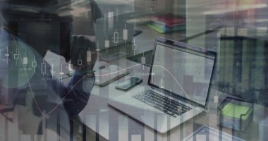 Bilgisayar kullanan Afrikalı Amerikalı iş adamının finansal veri işleme görüntüsü. Küresel finans, iş, bağlantılar, hesaplama ve veri işleme kavramı dijital olarak oluşturuldu.