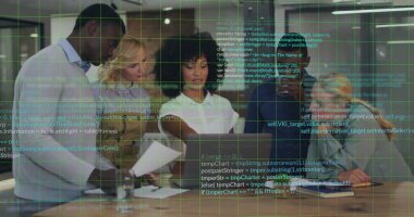 Ofisteki çeşitli iş adamlarıyla ilgili finansal veri işleme resmi. Küresel finans, iş, bağlantılar, hesaplama ve veri işleme kavramı dijital olarak oluşturuldu.