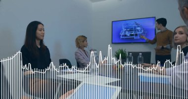 Veri işleme ve çeşitli meslektaşların ofiste konuştuğu diyagramların görüntüsü. İş, teknoloji ve dijital arayüz kavramı dijital olarak oluşturuldu.