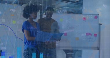 Ofisteki çeşitli iş adamlarıyla ilgili finansal veri işleme resmi. Küresel finans, iş, bağlantılar, hesaplama ve veri işleme kavramı dijital olarak oluşturuldu.