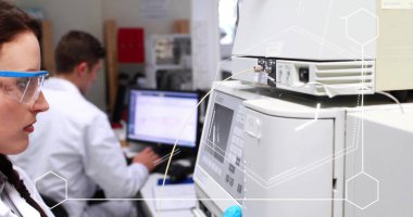 Laboratuvardaki beyaz kadın bilim adamının üzerindeki kimyasal formülün resmi. Küresel bilim, bilgisayar ve dijital arayüz kavramı dijital olarak oluşturulmuş görüntü.