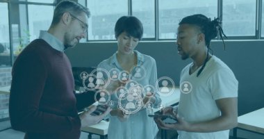 Ofisteki çeşitli iş adamları üzerinde çalışan insan simgeleri ve veri işleme resmi. Küresel finans, iş, bağlantılar, hesaplama ve veri işleme kavramı dijital olarak oluşturuldu.