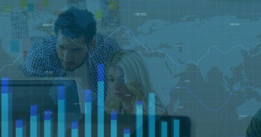 Kafkasyalı iş adamlarının iş görüşmesi üzerine veri işleme ve diyagramlar. Teknoloji, iş ve dijital arayüz kavramı dijital olarak oluşturulmuş görüntü.