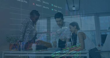 Çeşitli iş adamlarının iş görüşmeleri üzerine veri işleme ve diyagramların görüntüsü. Teknoloji, iş ve dijital arayüz kavramı dijital olarak oluşturulmuş görüntü.