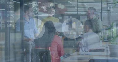 Ofisteki çeşitli iş adamlarıyla ilgili finansal veri işleme resmi. Küresel finans, iş, bağlantılar, hesaplama ve veri işleme kavramı dijital olarak oluşturuldu.