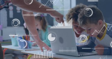 Çeşitli okul çocukları ve erkek öğretmenler üzerinde istatistik ve veri işleme görüntüsü. Küresel eğitim, eğitim, bağlantılar, hesaplama ve veri işleme kavramı dijital olarak oluşturuldu.