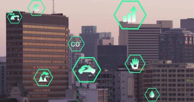 Şehir manzarası üzerindeki ekolojik simgelerin resmi. Küresel çevre, bağlantılar, hesaplama ve veri işleme kavramı dijital olarak oluşturulmuş resim.