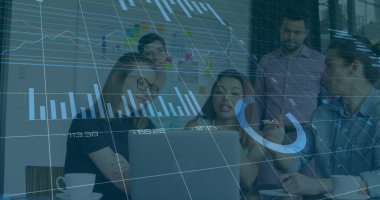 Mali veriler, çeşitli iş adamlarının toplantıdaki görüntülerini gösteriyor. takım çalışması, başlangıç, mali rapor, veri analizi, işbirliği, sunum