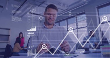 Kafkasyalı iş adamının ofisindeki meslektaşlarıyla birlikte veri işleme görüntüsü. Küresel iş ve dijital arayüz kavramı dijital olarak oluşturulmuş görüntü.