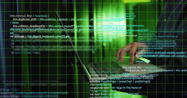 Çift ırklı erkek üzerinde dijital veri işleme görüntüsü ve bilgisayar sunucuları tarafından dizüstü bilgisayar. Küresel siber güvenlik, bağlantılar, hesaplama ve veri işleme kavramı dijital olarak oluşturuldu.