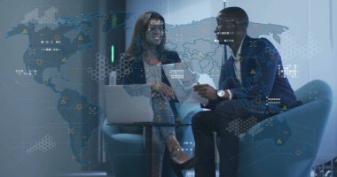 Ofisteki çeşitli iş adamlarıyla ilgili finansal veri işleme resmi. Küresel finans, iş, bağlantılar, hesaplama ve veri işleme kavramı dijital olarak oluşturuldu.