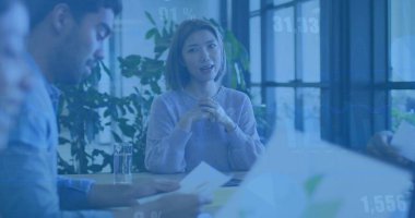 Ofisteki çeşitli iş adamlarıyla ilgili finansal veri işleme resmi. Küresel finans, iş, bağlantılar, hesaplama ve veri işleme kavramı dijital olarak oluşturuldu.