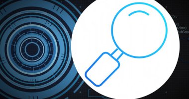 Mavi dairesel tarayıcılar üzerinden veri işleme resmi ve siyah arkaplanda arama simgesi. Bağlantı, veri, işleme, dijital arayüz ve iletişim, dijital olarak oluşturulmuş resim.