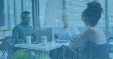 Ofisteki çeşitli iş adamlarıyla ilgili finansal veri işleme resmi. Küresel finans, iş, bağlantılar, hesaplama ve veri işleme kavramı dijital olarak oluşturuldu.