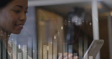 Tablet kullanan iki ırklı iş kadınının veri işleme ve diyagramlarının resmi. Teknoloji, iş ve dijital arayüz kavramı dijital olarak oluşturulmuş görüntü.