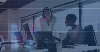 Çeşitli iş kadınlarının konuştuğu veri işleme ve diyagramların görüntüsü. Küresel iş ve dijital arayüz kavramı dijital olarak oluşturulmuş görüntü.