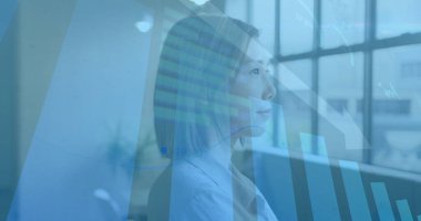 Ofisteki kadın üzerinde iş veri analizi imajı. Analizler, teknoloji, bilgisayar, grafikler, grafikler, dijital