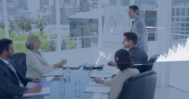 Ofis ortamında çizelgeler ve grafiklerle yapılan iş görüşmesi. sunum, işyeri, işbirliği, takım çalışması, strateji, kurumsal