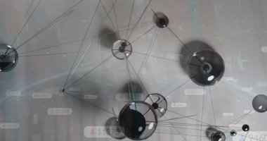 Gri arkaplan üzerinde bağlantı ve veri işleme ağının resmi. Dijital olarak oluşturulmuş küresel bağlantılar, hesaplama ve veri işleme kavramı.