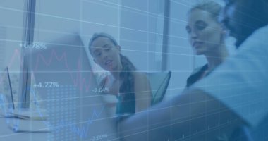 Ofiste iş tartışması yapan çeşitli meslektaşların mali veri işleme görüntüsü. Küresel iş, finans ve dijital arayüz kavramı dijital olarak oluşturulmuş görüntü.