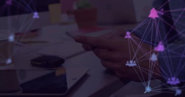 Akıllı telefon kullanan Kafkasyalı iş adamının üzerindeki simgelerle olan bağlantıların görüntüsü. Teknoloji ve dijital arayüz kavramı dijital olarak oluşturuldu.