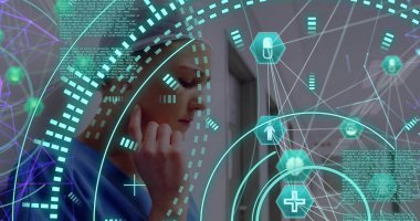 Tablet kullanan Kafkas kadın doktor üzerindeki ikonlarla olan bağlantıların görüntüsü. Küresel teknoloji, tıp, bilgisayar ve dijital arayüz kavramı dijital olarak oluşturulmuş görüntü.