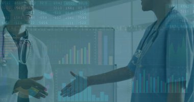 Hastanedeki çeşitli doktorların finansal veri işleme görüntüsü. Küresel tıp, sağlık ve dijital arayüz kavramı dijital olarak oluşturulmuş görüntü.