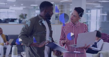 Ofiste birlikte çalışan çeşitli iş adamlarının finansal veri işleme görüntüsü. Küresel finans, iş, bağlantılar, hesaplama ve veri işleme kavramı dijital olarak oluşturuldu.