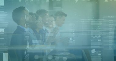 Ofisteki çeşitli iş adamlarıyla ilgili finansal veri işleme resmi. Küresel finans, iş, bağlantılar, hesaplama ve veri işleme kavramı dijital olarak oluşturuldu.