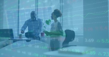 Ofisteki çeşitli iş adamlarıyla ilgili finansal veri işleme resmi. Küresel finans, iş, bağlantılar, hesaplama ve veri işleme kavramı dijital olarak oluşturuldu.