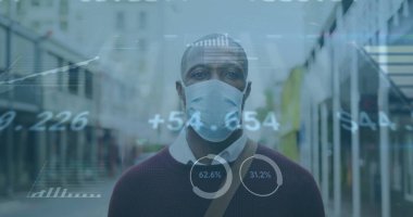 Yüzü maskeli Afro-Amerikan bir adamın şehirde yürüdüğü mali veri işleme görüntüsü. Küresel salgın, bağlantılar, hesaplama ve veri işleme kavramı dijital olarak oluşturuldu
