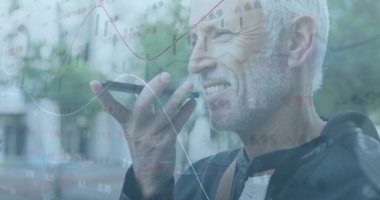 Akıllı telefon kullanan beyaz adamın mali veri işleme görüntüsü. Küresel finans, iş, bağlantılar, hesaplama ve veri işleme kavramı dijital olarak oluşturuldu